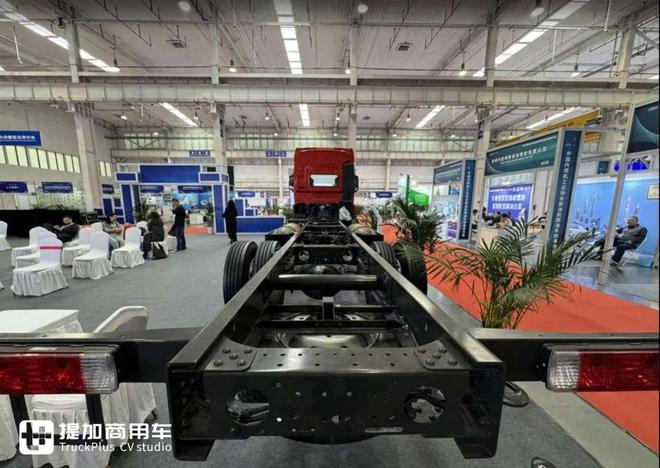 不用燃料电池用氢内燃机的重卡你见过吗？乘龙H5V氢内燃载货车实拍(图9)