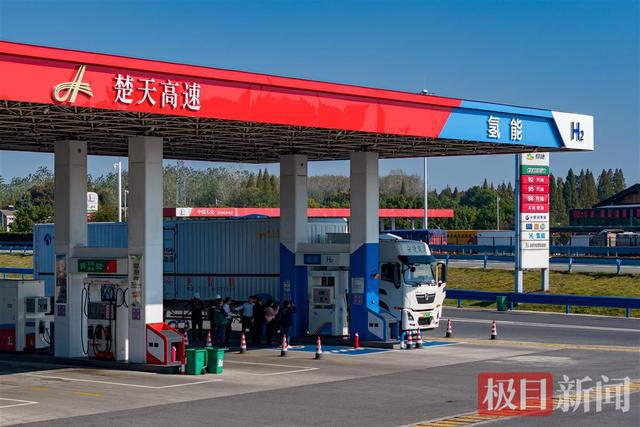 一路向新看交投湖北氢能车队“公水联运”直达川渝实现跨省货物运输(图1)