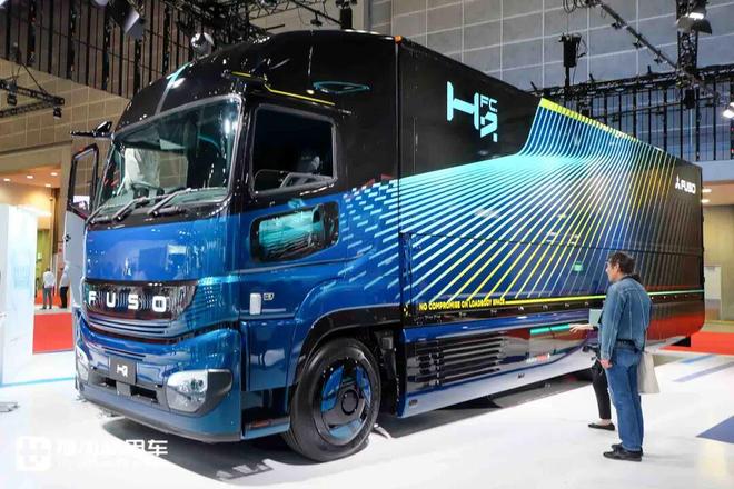 2025日本移动出行展｜氢内燃机、氢燃料电池卡车同台竞技！三菱扶桑现场展车阵容实拍(图4)