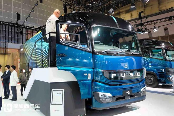 2025日本移动出行展｜氢内燃机、氢燃料电池卡车同台竞技！三菱扶桑现场展车阵容实拍(图3)