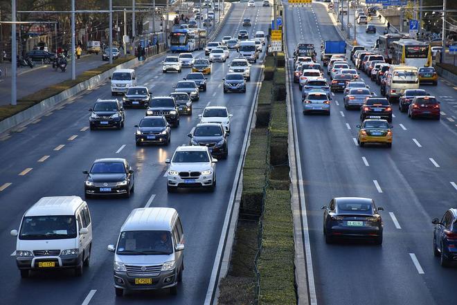 完美体育：七成石油靠进口每年花费上万亿发展电动汽车的我们没退路(图5)