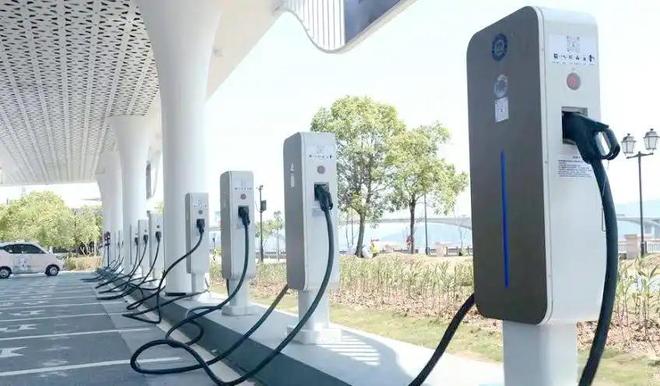 完美体育：七成石油靠进口每年花费上万亿发展电动汽车的我们没退路(图12)