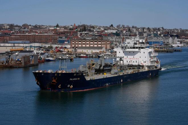 完美体育：七成石油靠进口每年花费上万亿发展电动汽车的我们没退路(图22)