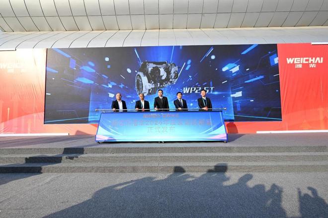 完美体育网站：多款商用车动力新品齐发！潍柴锚定2026新蓝图(图2)