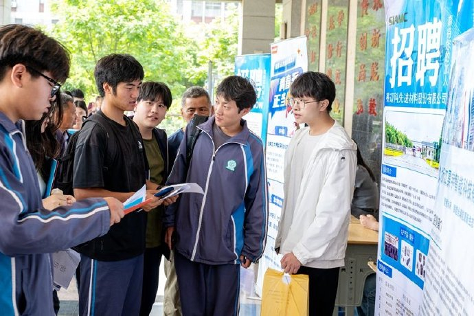 完美体育网站：Z世代求职新困境：当美国退出气候公约绿色产业岗位会从简历必备项变成时代彩票吗？(图1)