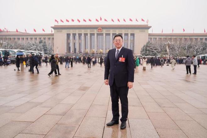 两会建言 汽车行业“工人院士”鹿新弟：建议推动氢内燃机与氢燃料电池汽车政策“同权”(图1)